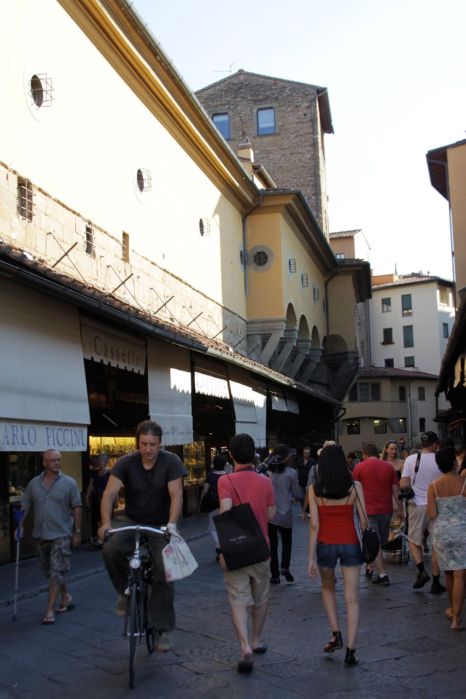 75. Ponte Vecchio Üzerinde